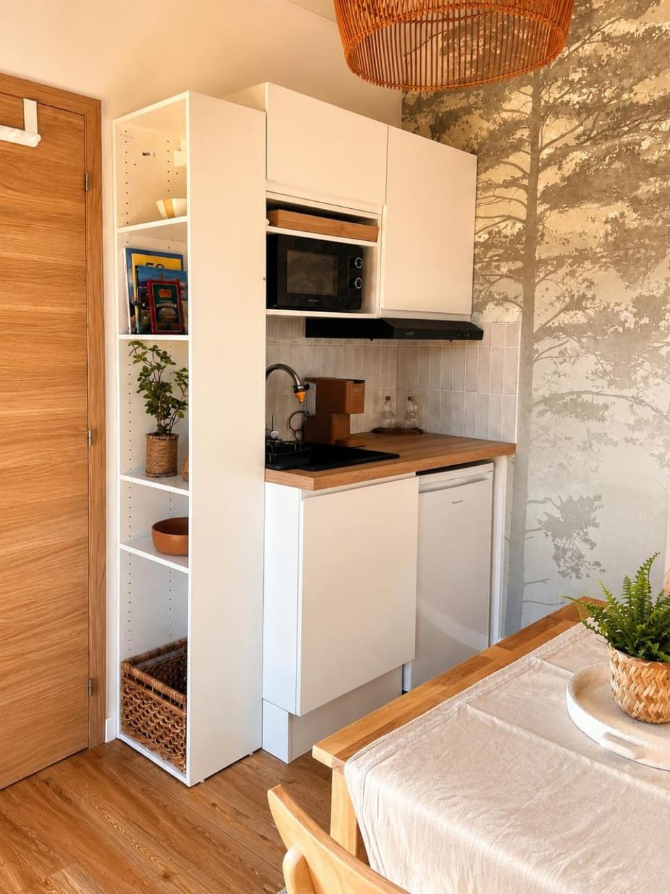 Kitchen or kitchenette, Dining area