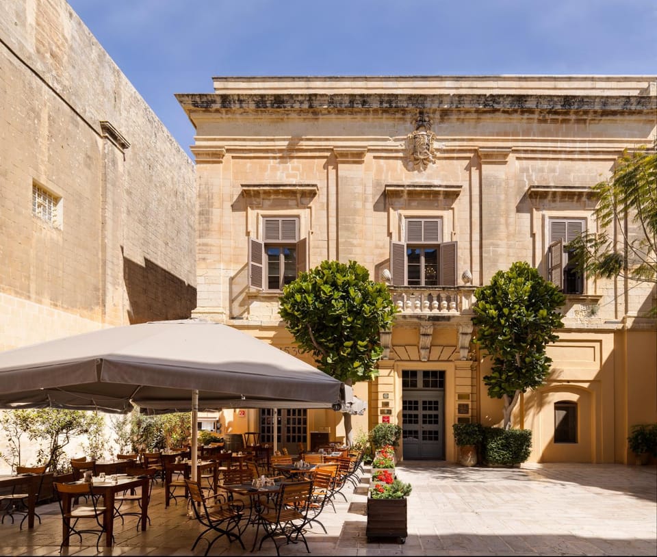 Restaurant/places to eat, Facade/entrance