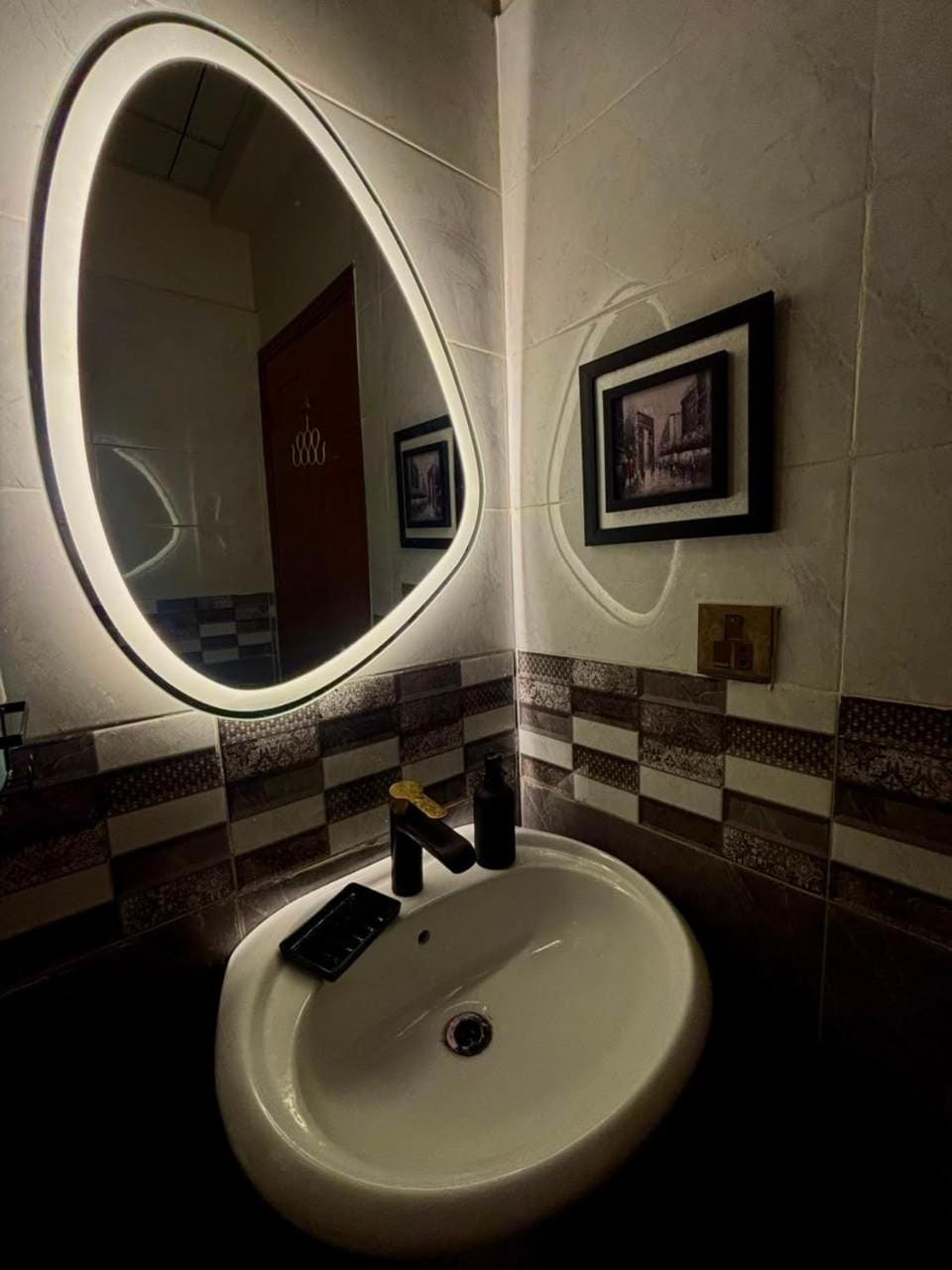 Wine-Down Apartment in Karachi