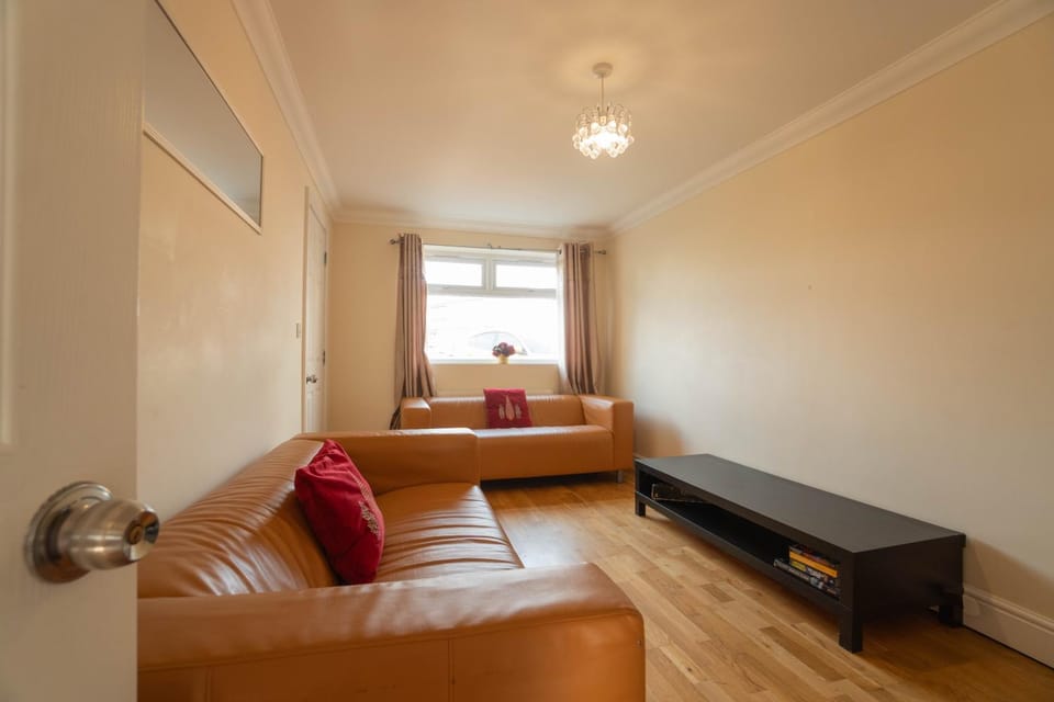 Free parking 7 beds Contractor & Large groups House in Reading