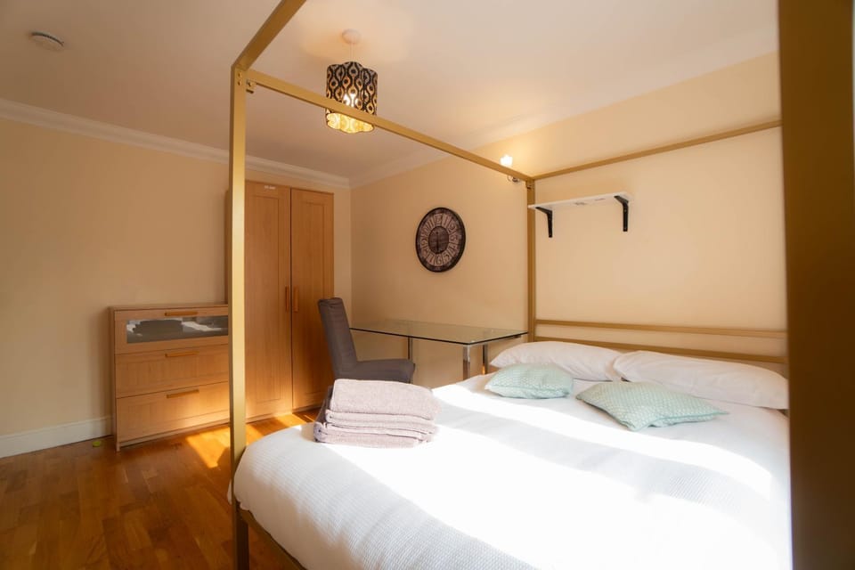 Free parking 7 beds Contractor & Large groups House in Reading