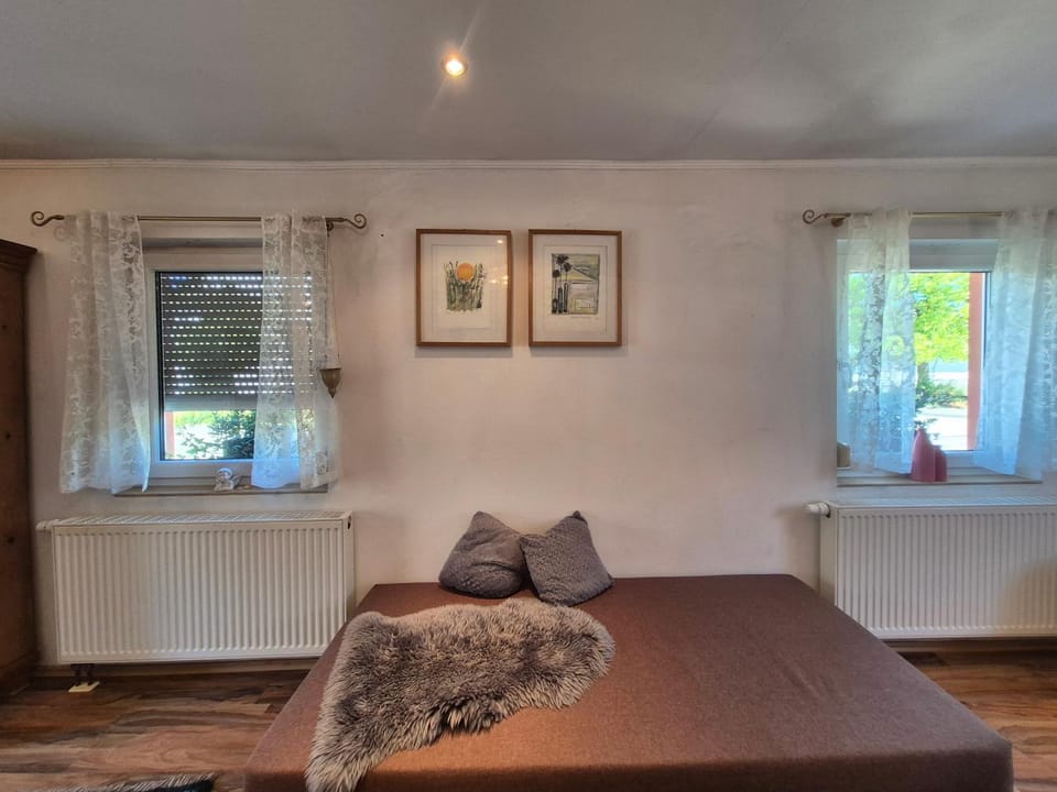 Bed, Living room, Photo of the whole room, Seating area, internet