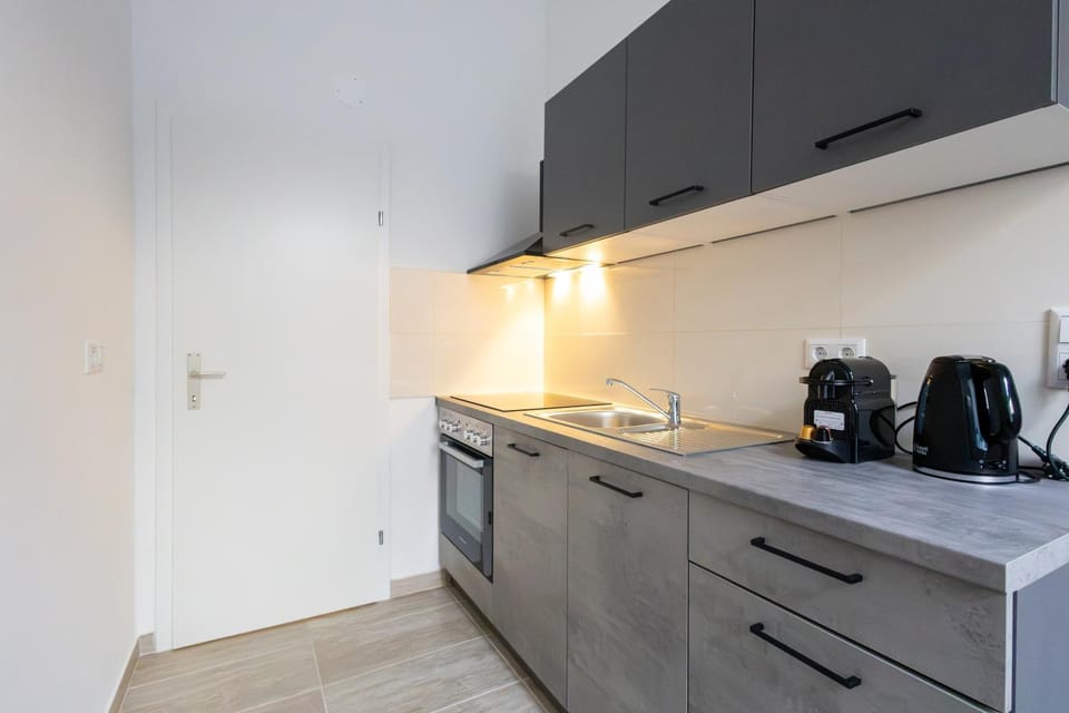 Coffee/tea facilities, Kitchen or kitchenette, stove