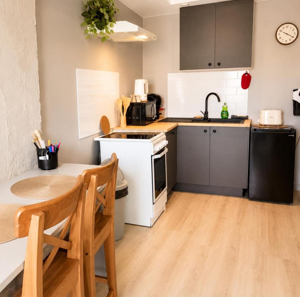 Coffee/tea facilities, Kitchen or kitchenette, Seating area, oven, stove, toaster