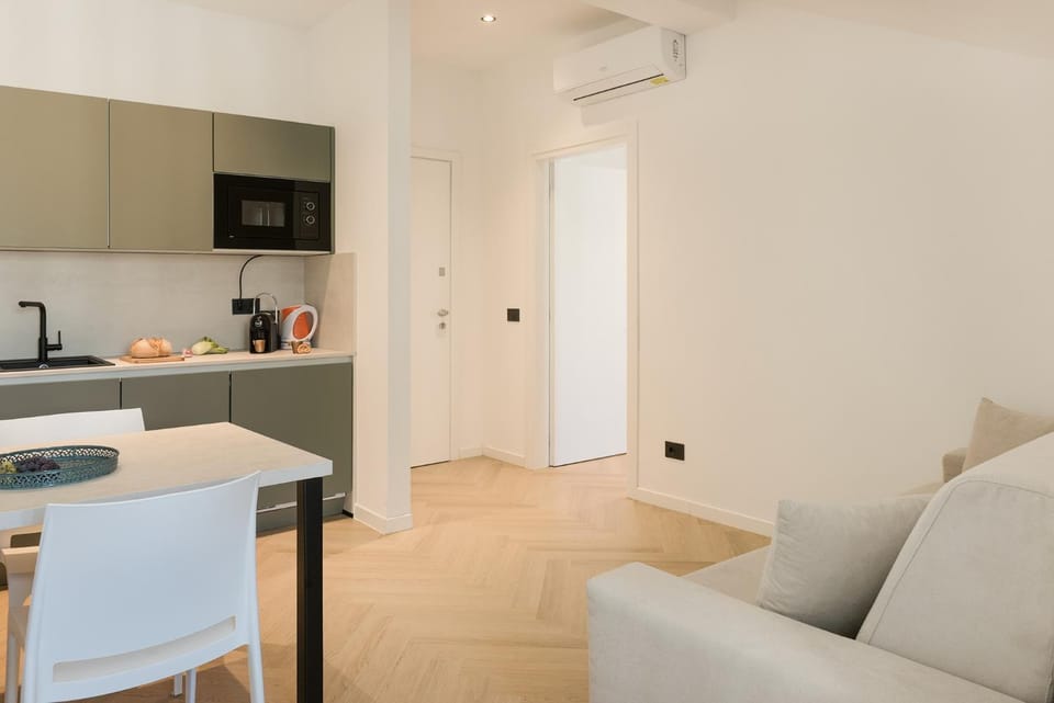 TV and multimedia, Kitchen or kitchenette, Living room, Seating area, Dining area, stove, air conditioner