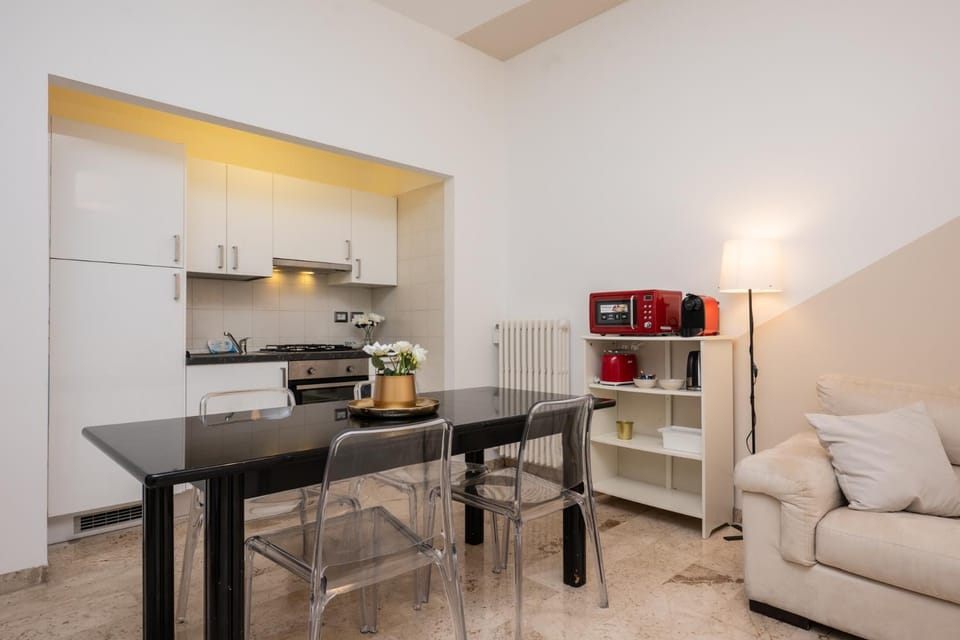 Coffee/tea facilities, Kitchen or kitchenette, Living room, Seating area, Dining area, oven, stove, toaster