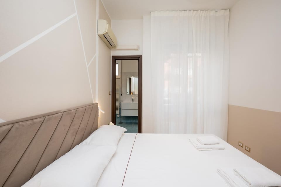 Bed, Photo of the whole room, Bedroom, towels, wardrobe