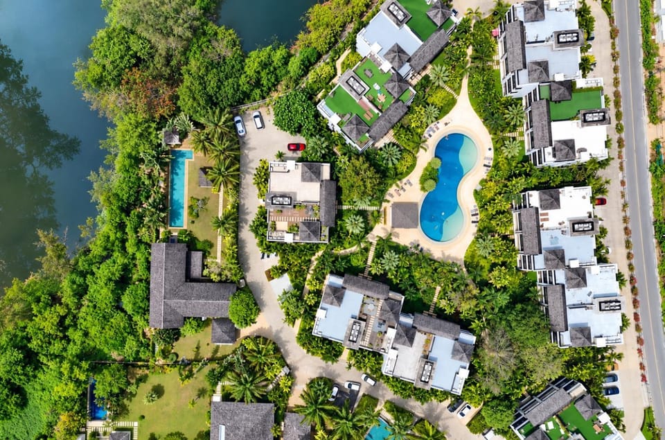 Property building, Bird's eye view, Swimming pool