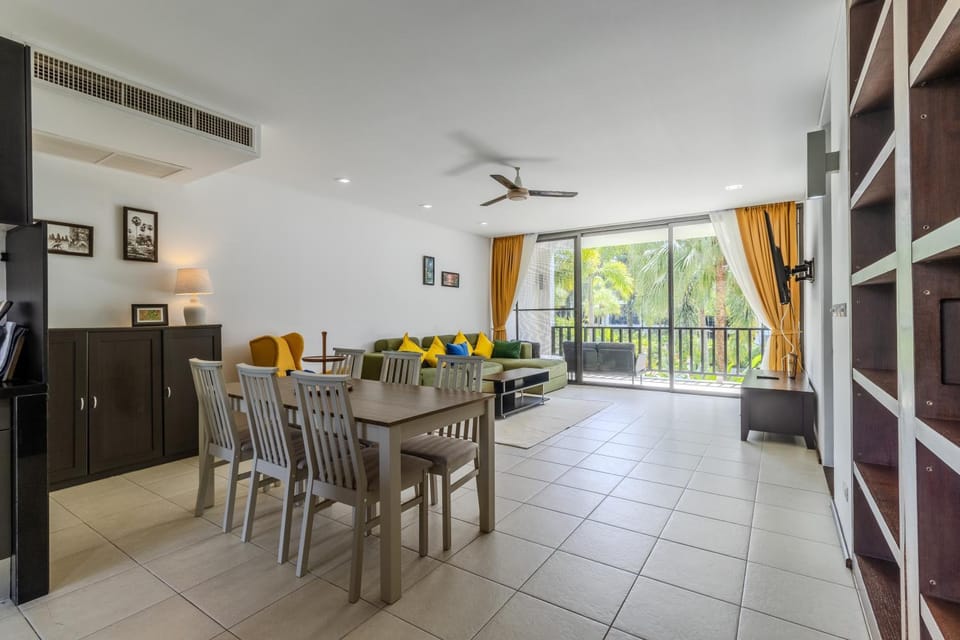 Living room, Seating area, Dining area, air conditioner