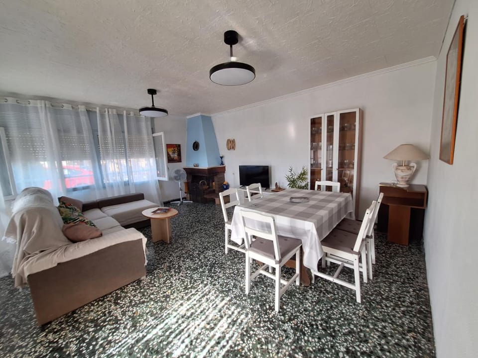 Living room, Dining area, fireplace