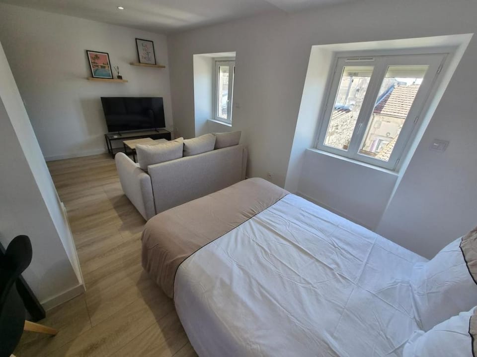 TV and multimedia, Living room, Photo of the whole room, Bedroom