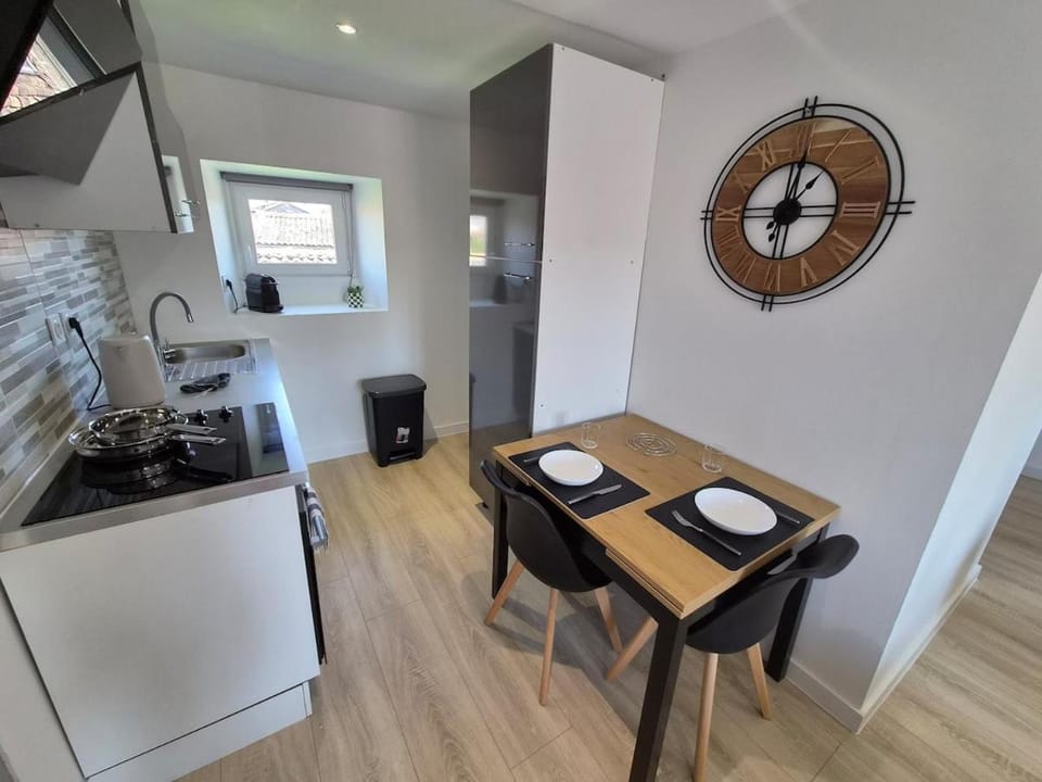 Kitchen or kitchenette, Dining area, stove