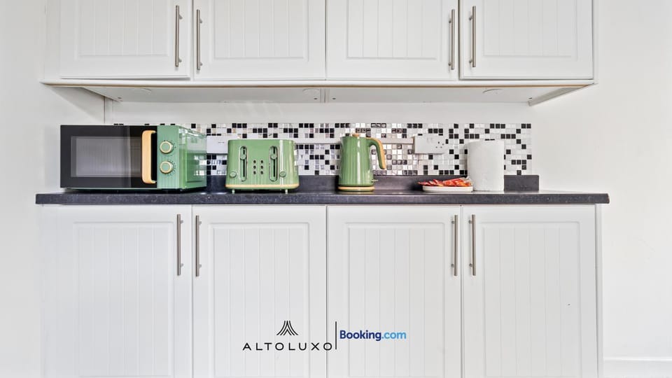 Feel at Home - Newport Getaway For Family & Groups by AltoLuxo House in Newport