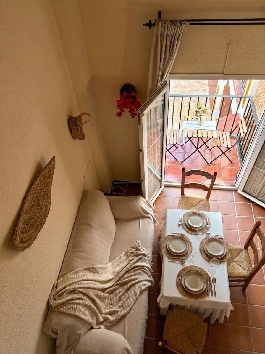 Seating area, Dining area