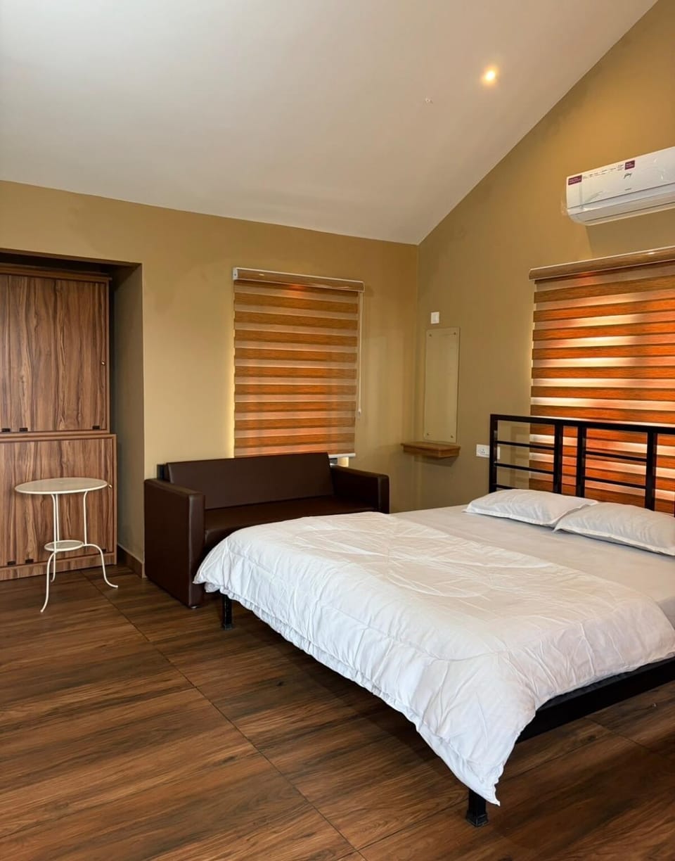 Photo of the whole room, air conditioner