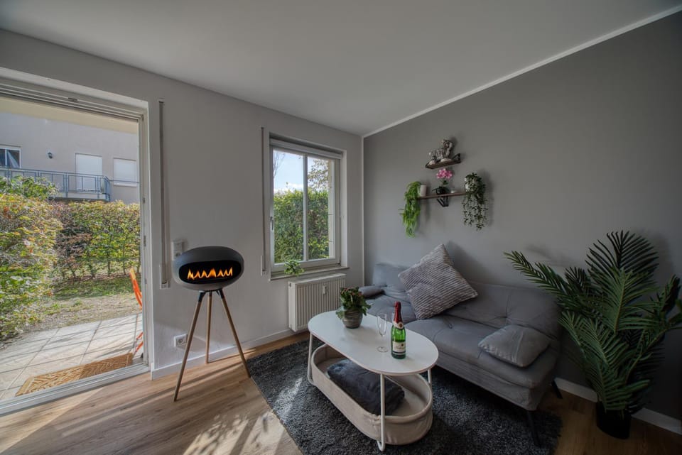 Seating area, fireplace