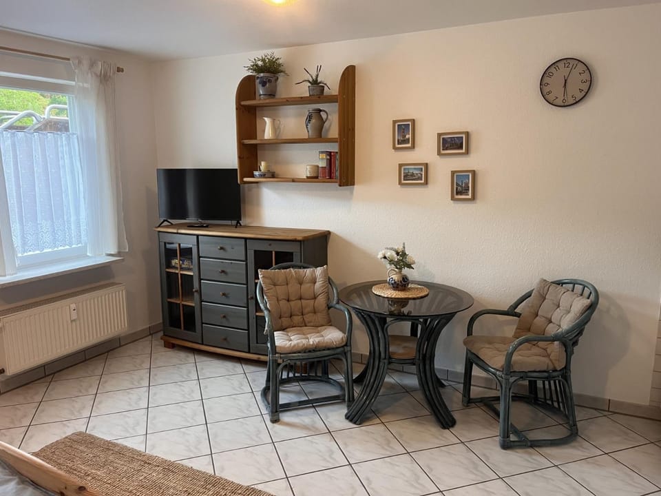 TV and multimedia, Seating area, Dining area