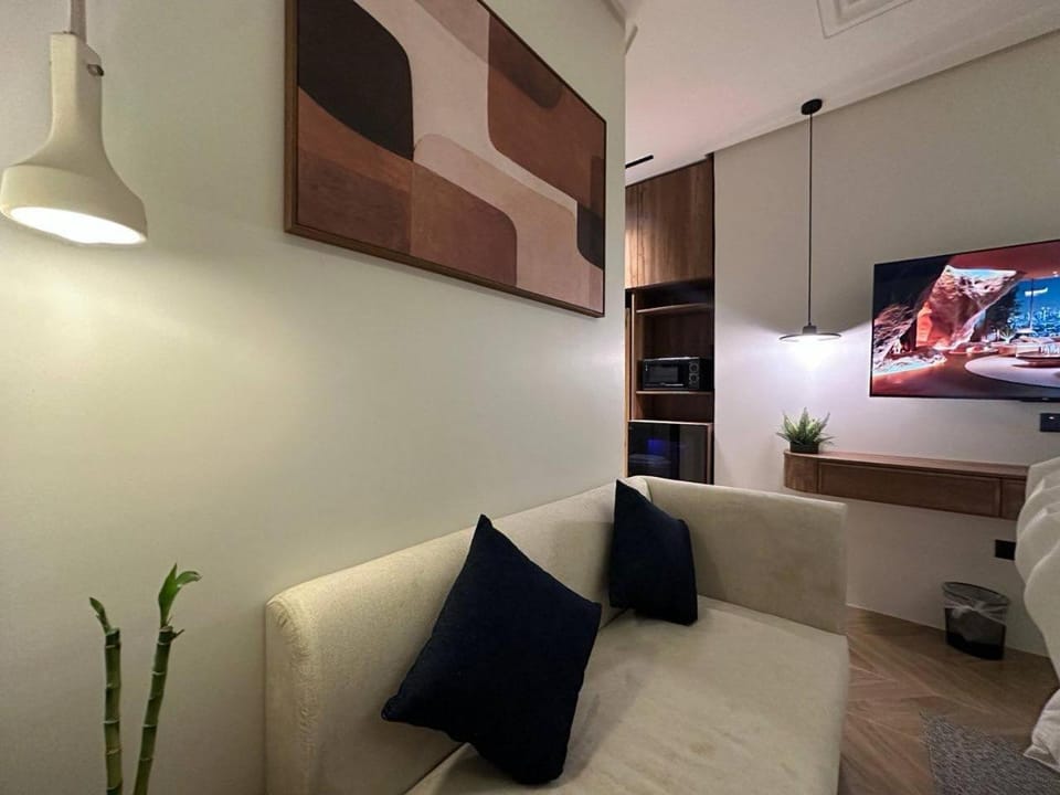 Communal lounge/ TV room, Bed, TV and multimedia, Kitchen or kitchenette, Living room, Photo of the whole room, Seating area, Evening entertainment, Bedroom