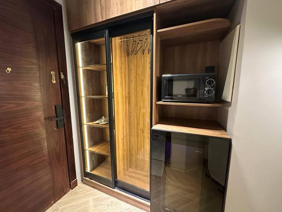 Kitchen or kitchenette, minibar, wardrobe