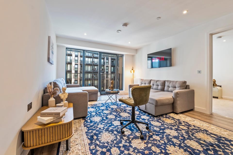Family Stay In Centre Sleeps 8 Heathrow Airport Legoland Windsor 2BR Flat with Balcony Apartment in Slough
