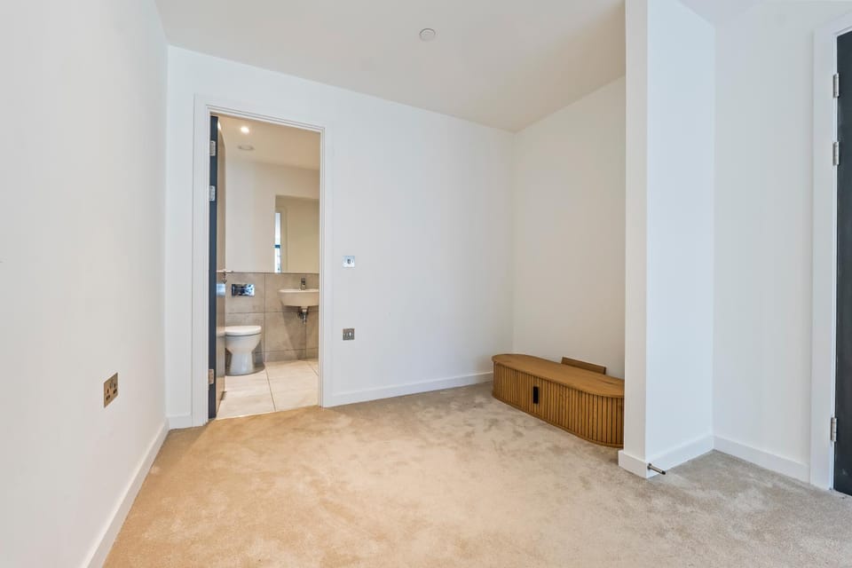 Family Stay In Centre Sleeps 8 Heathrow Airport Legoland Windsor 2BR Flat with Balcony Apartment in Slough
