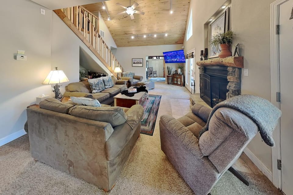TV and multimedia, Living room, Seating area, fireplace, furniture