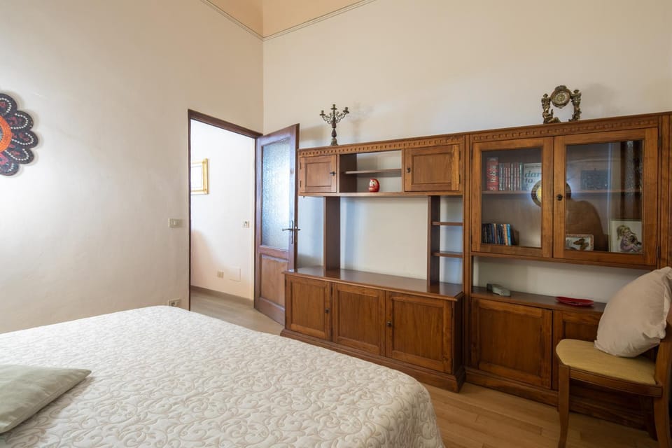 Photo of the whole room, Bedroom, wardrobe
