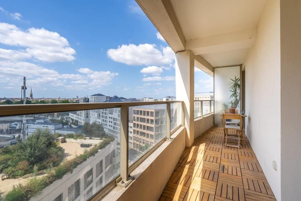 Vue Garonne Balcon Parking privé T2 lumineux Apartment in Bordeaux