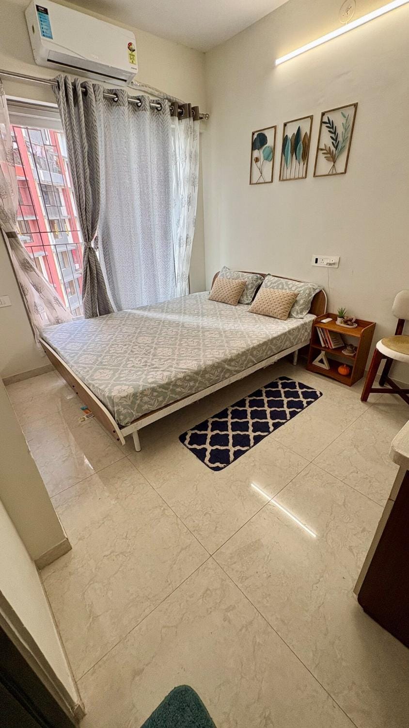 Photo of the whole room, Bedroom