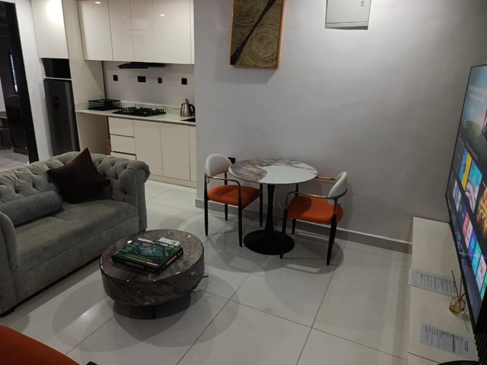 TV and multimedia, Kitchen or kitchenette, Living room, Seating area, Dining area