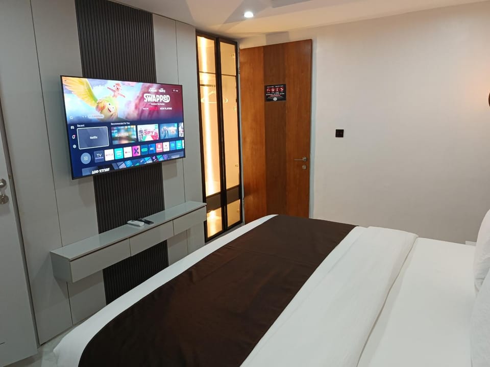 Bed, TV and multimedia, Photo of the whole room, Bedroom, wardrobe