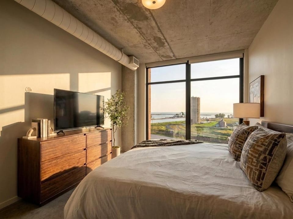 Lakefront Parking Balcony Apartment in Ohio City