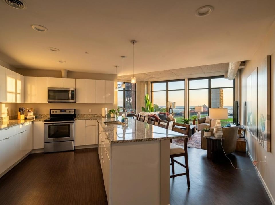 Lakefront Parking Balcony Apartment in Ohio City