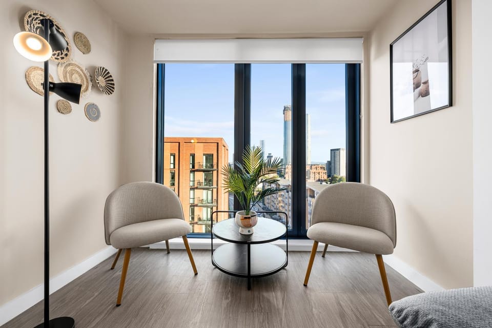 Stylish 2 Bed Apt w/ Balcony & Gym | Sleeps 6 Apartment in Salford