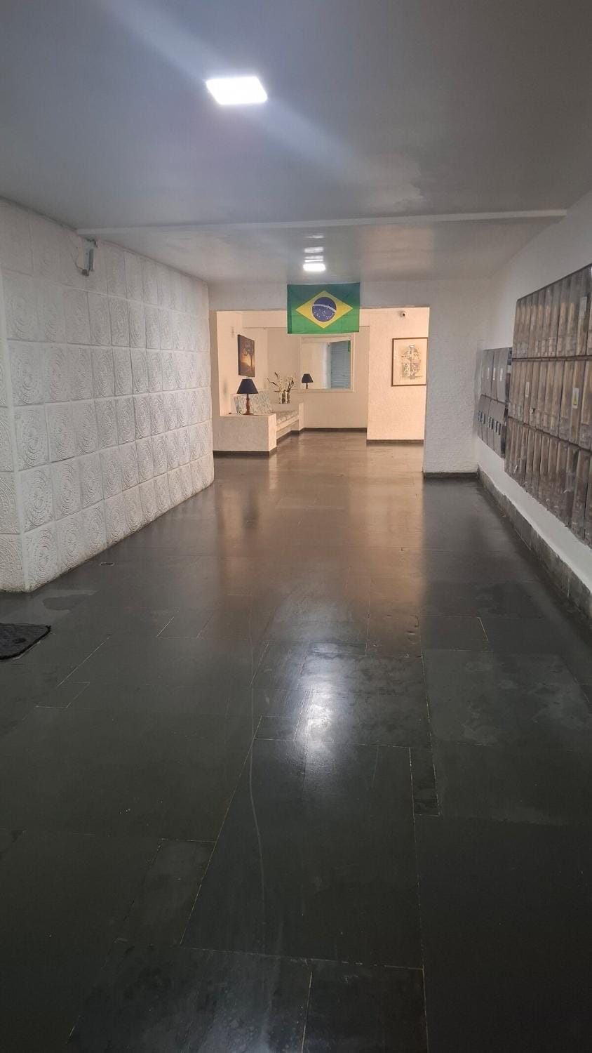 Apartamento com 02 quartos, estacionamento privativo, serviço de praia, wifi e ar condicionado na sala de estar e jantar Apartment in State of São Paulo