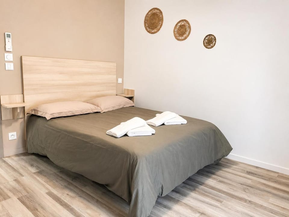 Bed, Photo of the whole room, Bedroom, towels