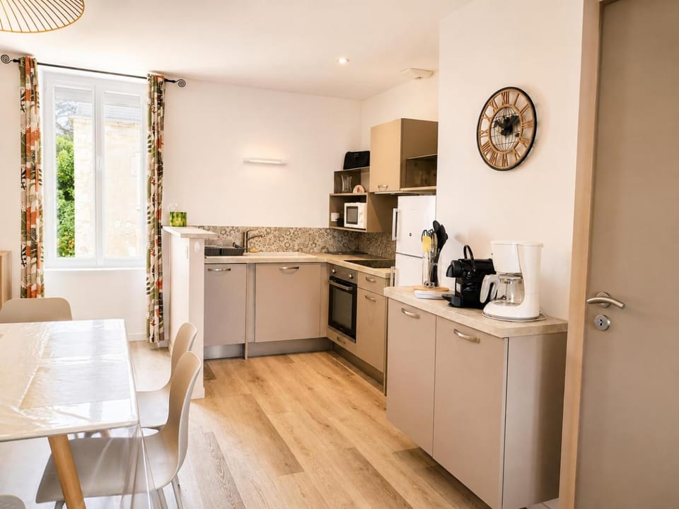Coffee/tea facilities, Kitchen or kitchenette, Dining area, oven, stove, toaster