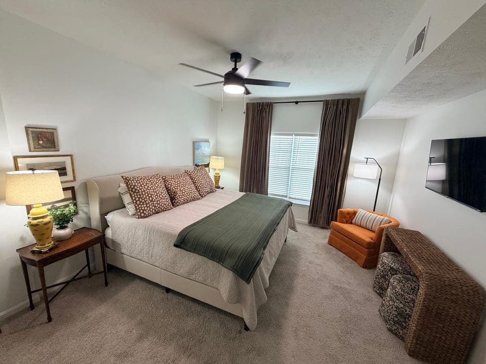 TV and multimedia, Seating area, Bedroom