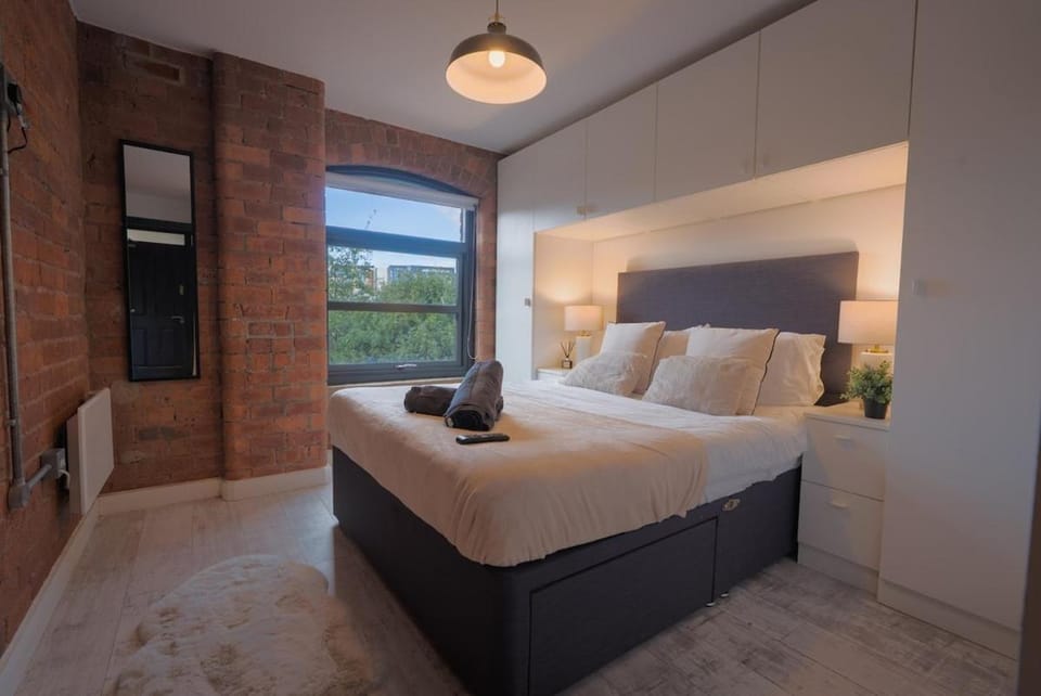 City Centre Apartment, Exposed Brick & Darts Apartment in Leeds