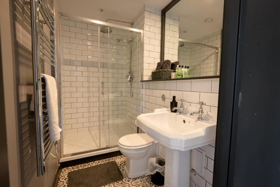 City Centre Apartment, Exposed Brick & Darts Apartment in Leeds
