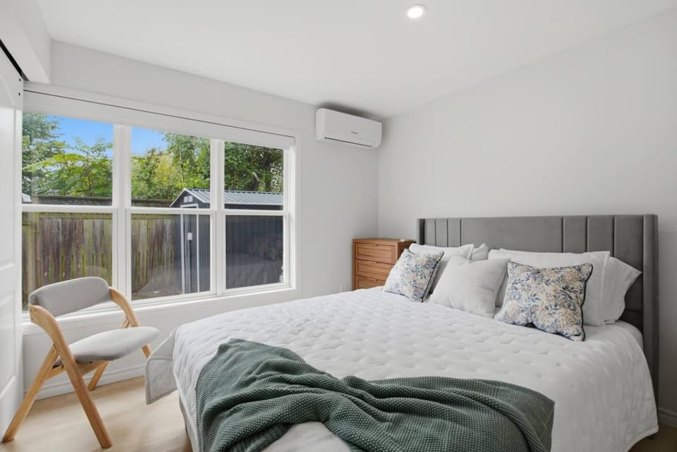 Rodman Oasis1BR, 1B with washer/dryer 28+ nights House in Saint Catharines