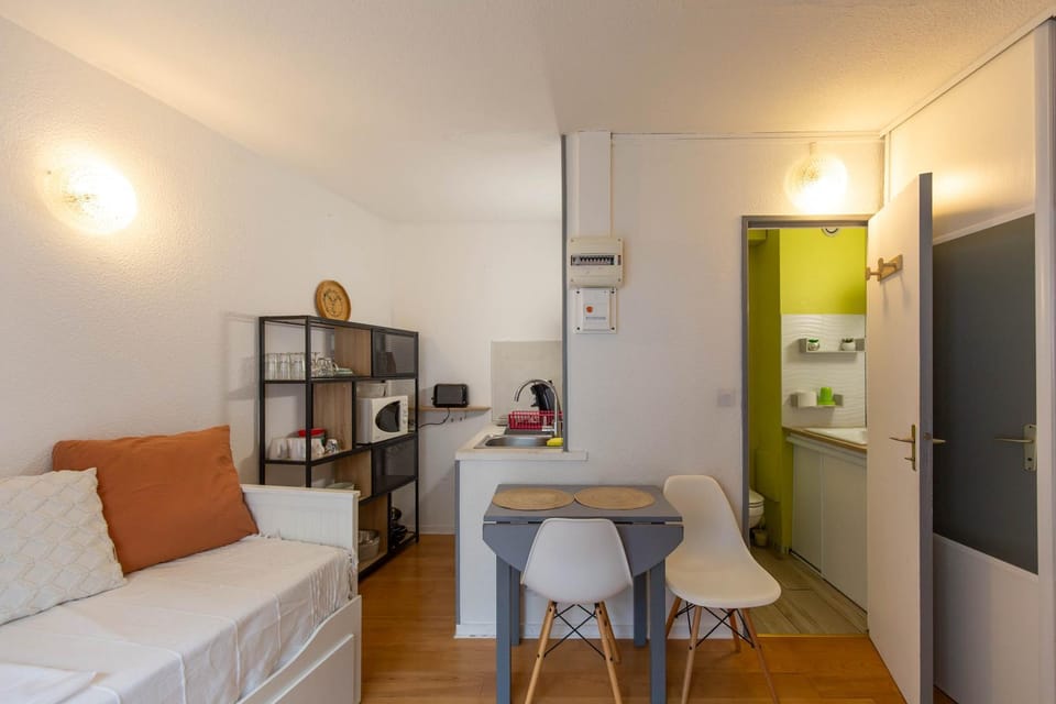 Studio en hyper centre, au pied des télécabines, calme avec un accès aux Bains du Rocher par jour pour une personne Cabin in Cauterets