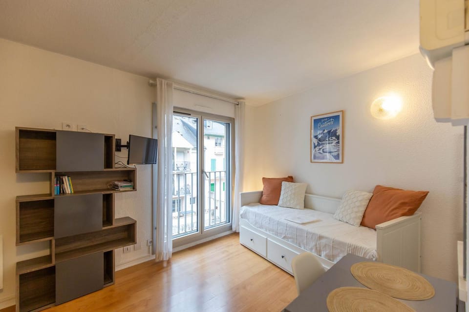 Studio en hyper centre, au pied des télécabines, calme avec un accès aux Bains du Rocher par jour pour une personne Cabin in Cauterets