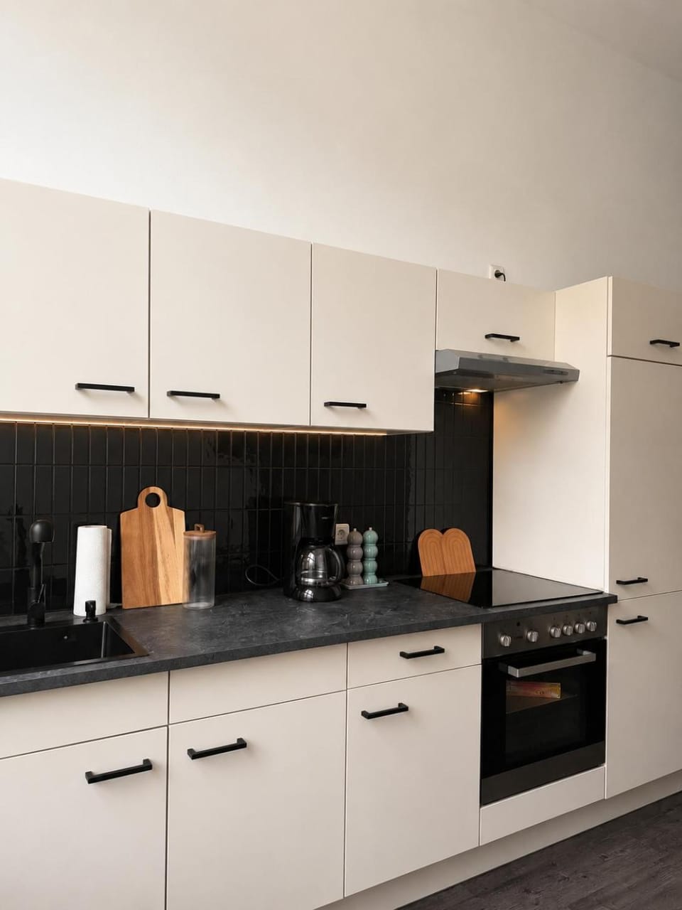 Coffee/tea facilities, Kitchen or kitchenette, stove, toaster