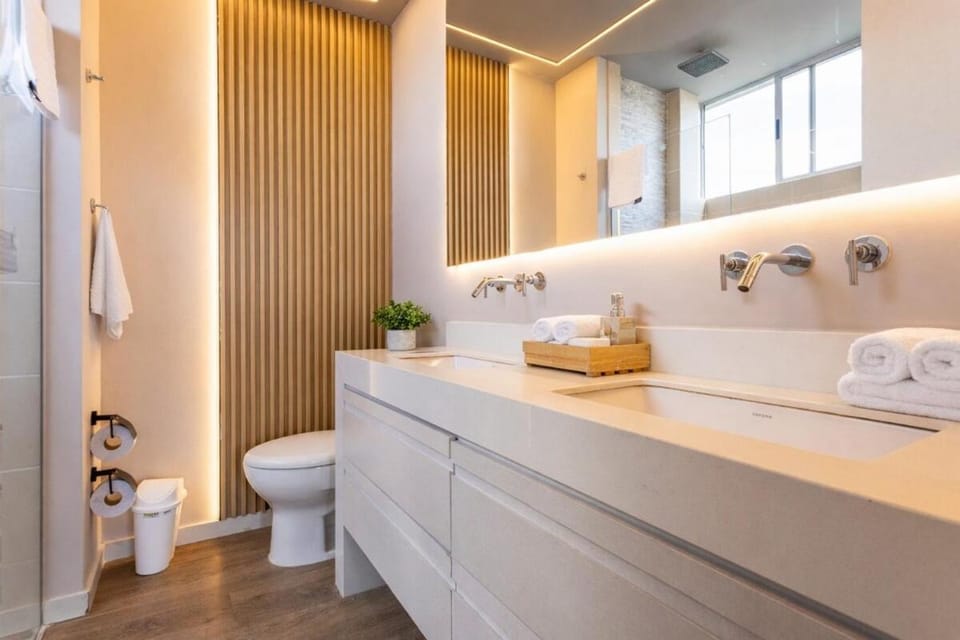 Toilet, Bathroom, towels