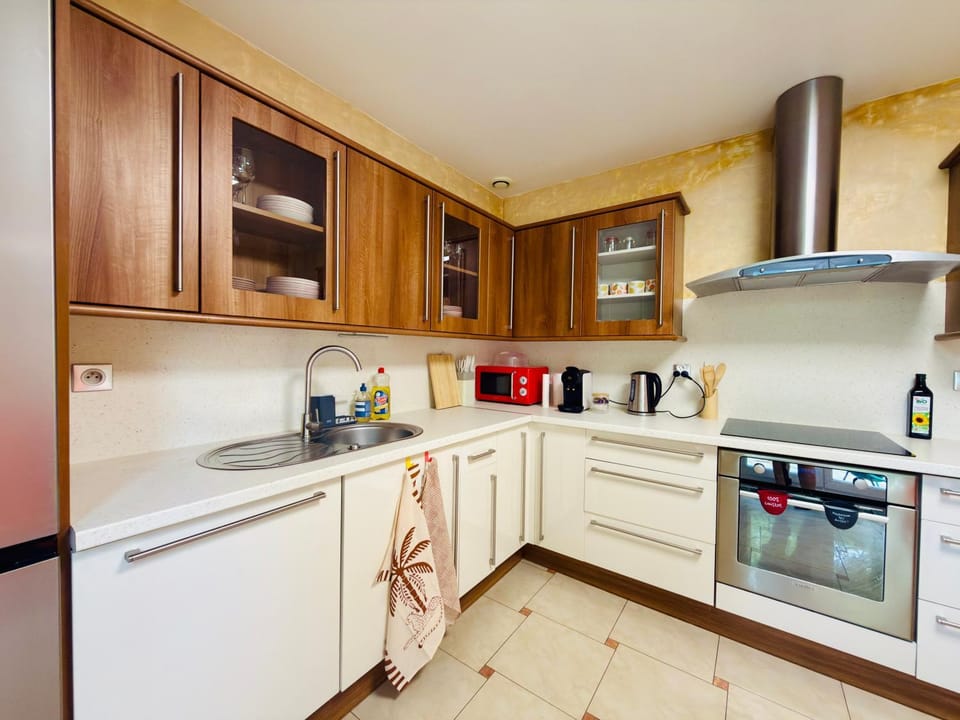 Coffee/tea facilities, Kitchen or kitchenette, dishwasher, oven, stove, stove, toaster, kitchen, kitchen