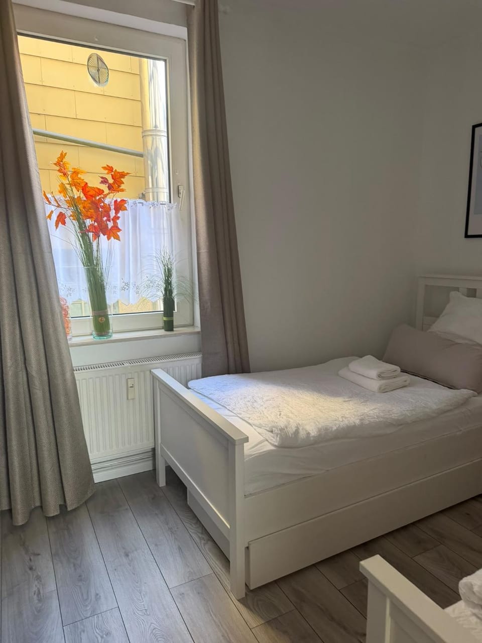 Bedroom, towels