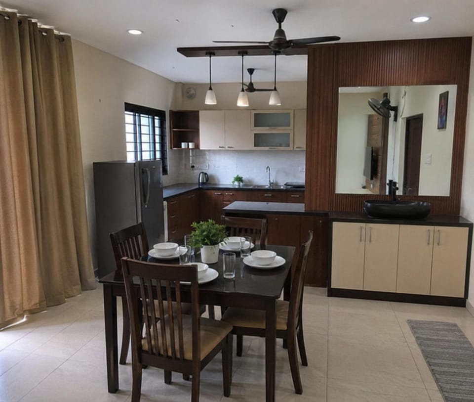 Kitchen or kitchenette, Dining area