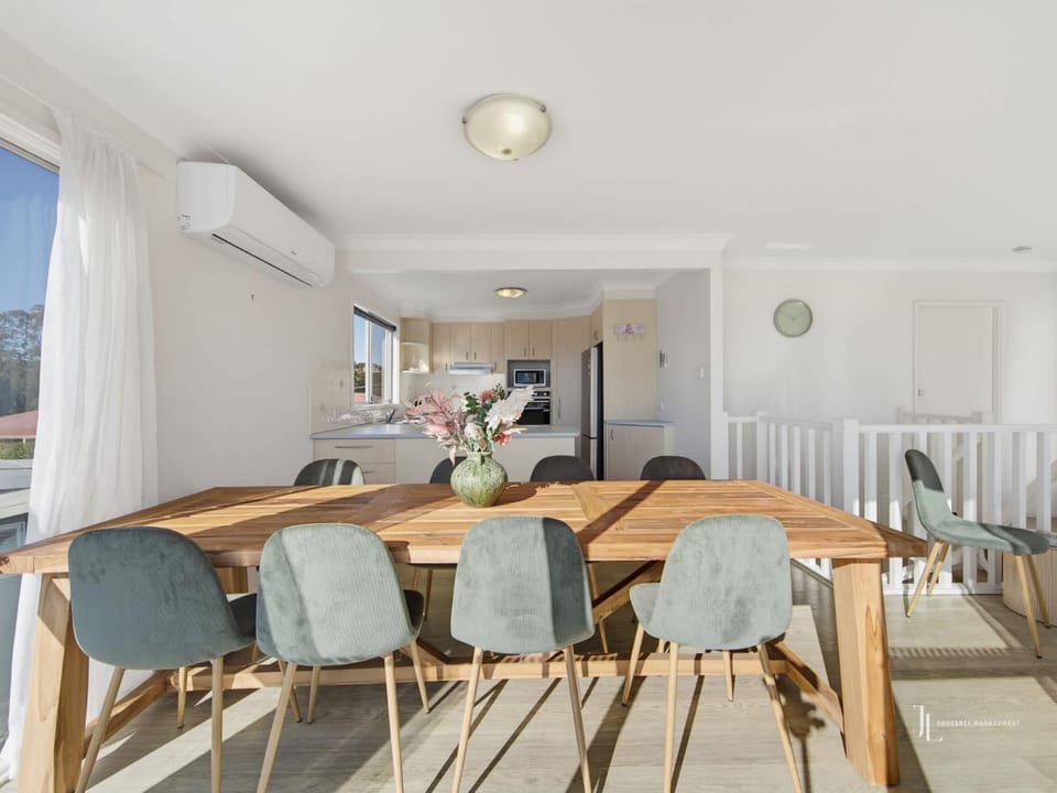 Bay Breeze Batehaven Sleeps 10 Close to Beach House in Batemans Bay