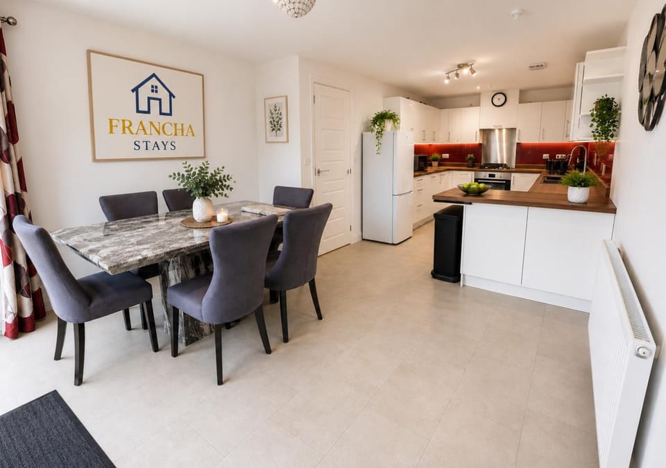 TV and multimedia, Seating area, Dining area, oven, kitchen